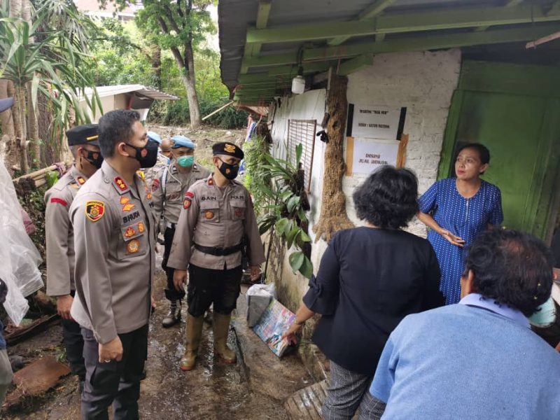 Polresta Malang Kota Kerahkan Seluruh Personil Bantu Korban Banjir di Wilayah Kota Malang