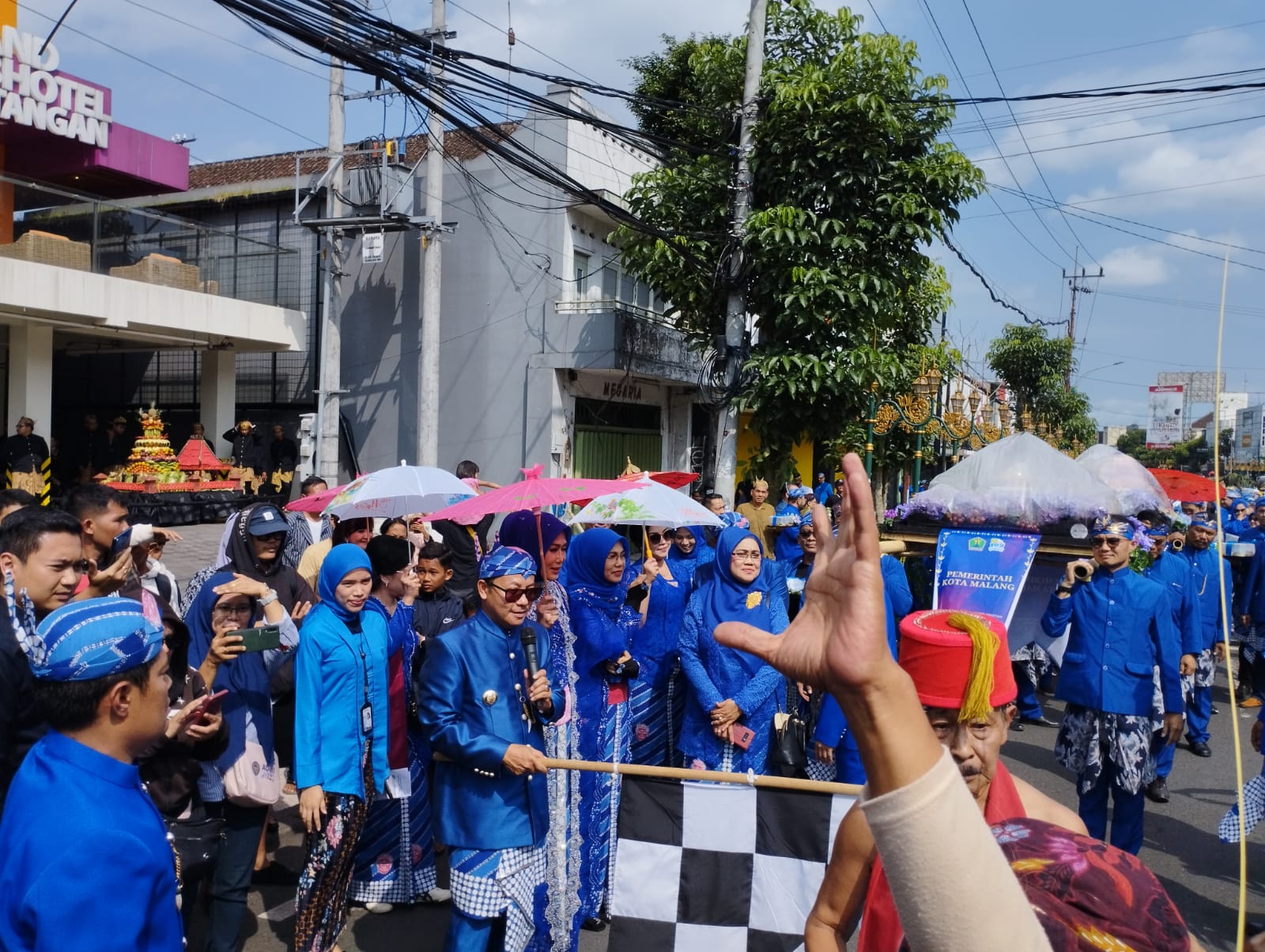 Peringati HUT ke 109 Kota Malang, Walikota Sutiaji Berbaur Santap Tumpeng dengan Masyarakat