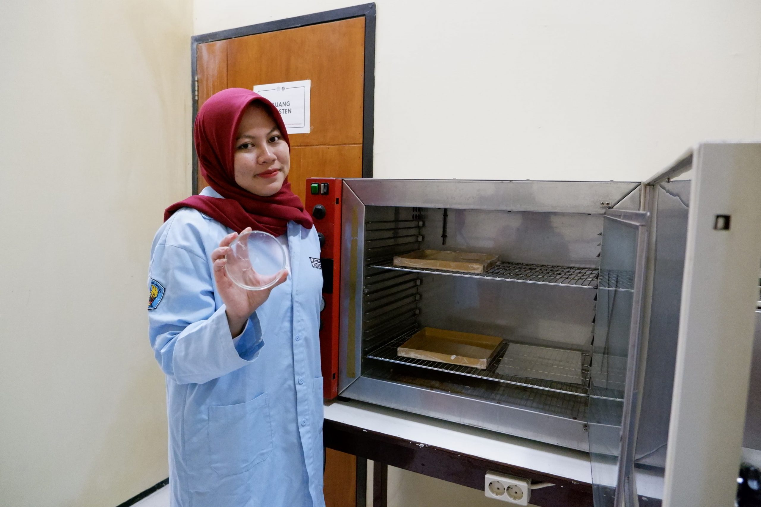 Lulusan Terbaik Teknik Kimia ITN Malang, Gantikan Plastik Bumbu Mi Instan dengan Singkong