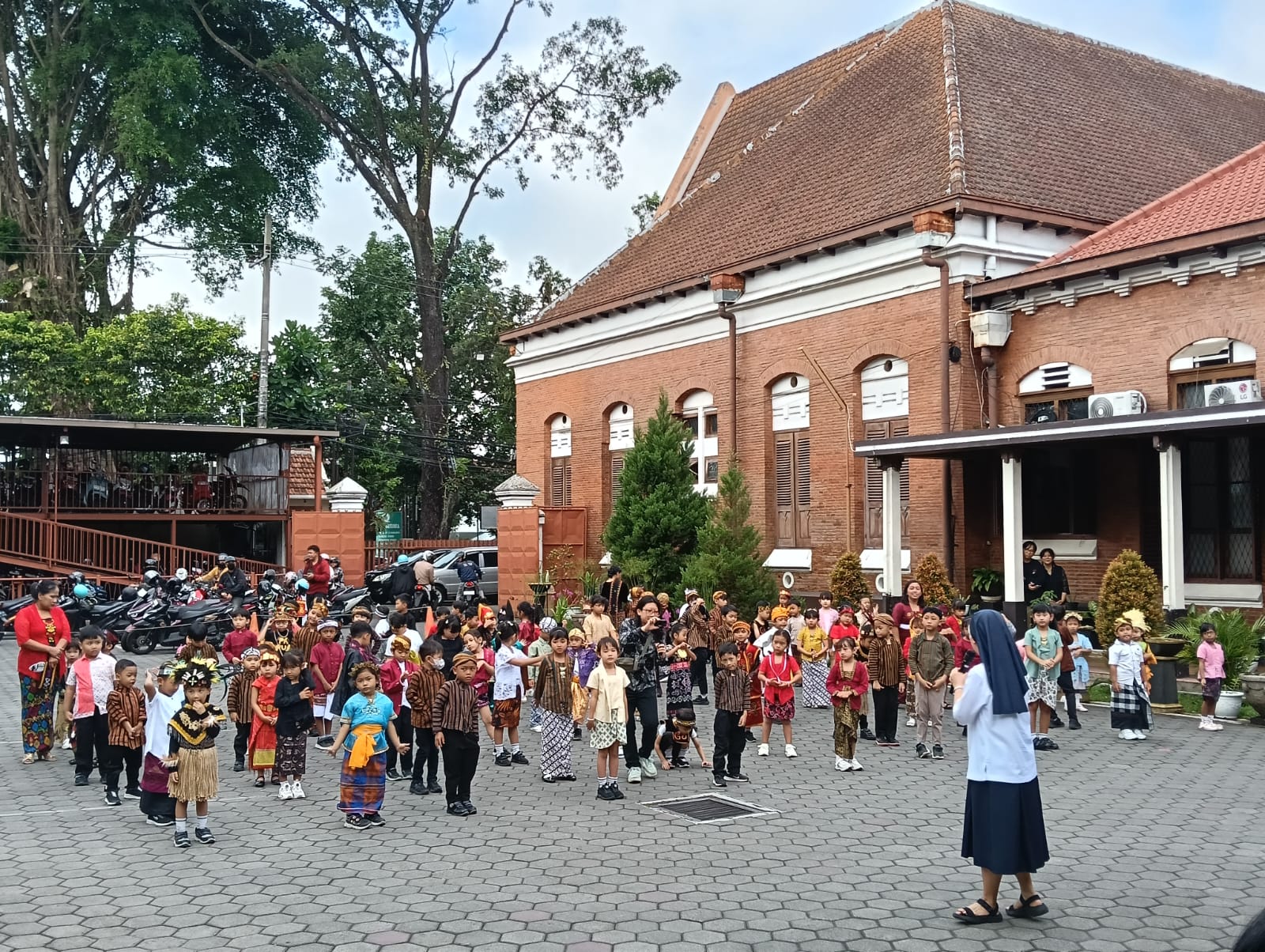 Anak-Anak KB TKK Cor Jesu Diajak Berani Bermimpi Dalam Peringatan Hari Kartini