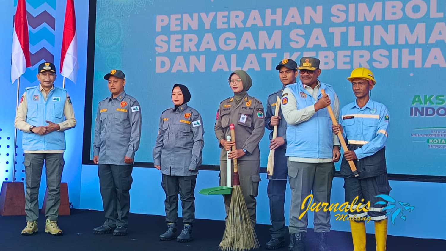 Direktur Jenderal Bina Administrasi Kewilayahan Kementerian Dalam Negeri, Safrizal ZA secara simbolis menyerahkan bantuan alat kebersihan kepada Satlinmas di kota Malang pagi tadi (Foto : Redaksi)