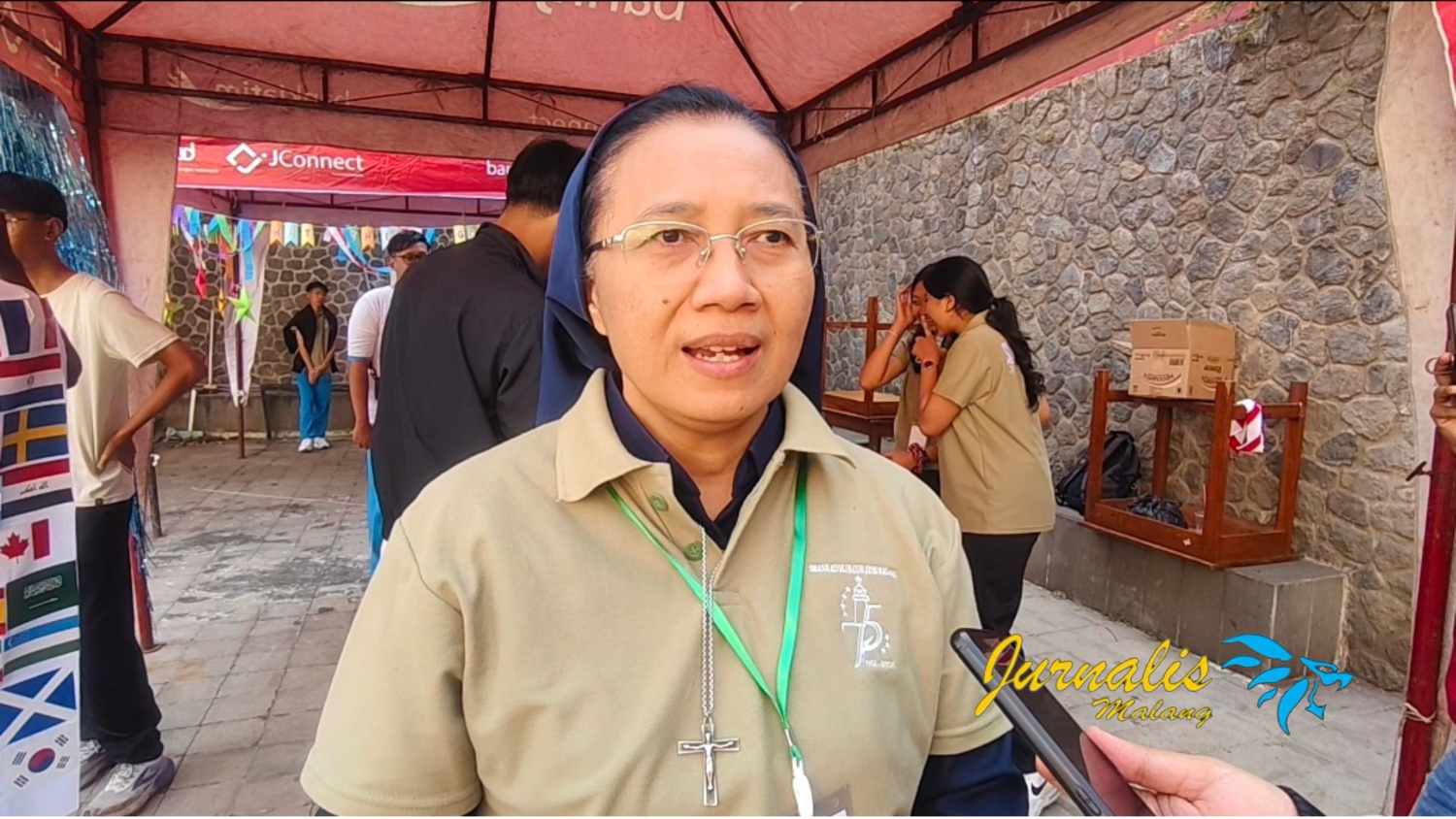 Kepala Sekolah SMAS Cor Jesu Malang, Sr. Elisabeth Sri Utami, OSU., M.Pd., saatemberikan keterangan kepada wartawan (Foto : Redaksi)