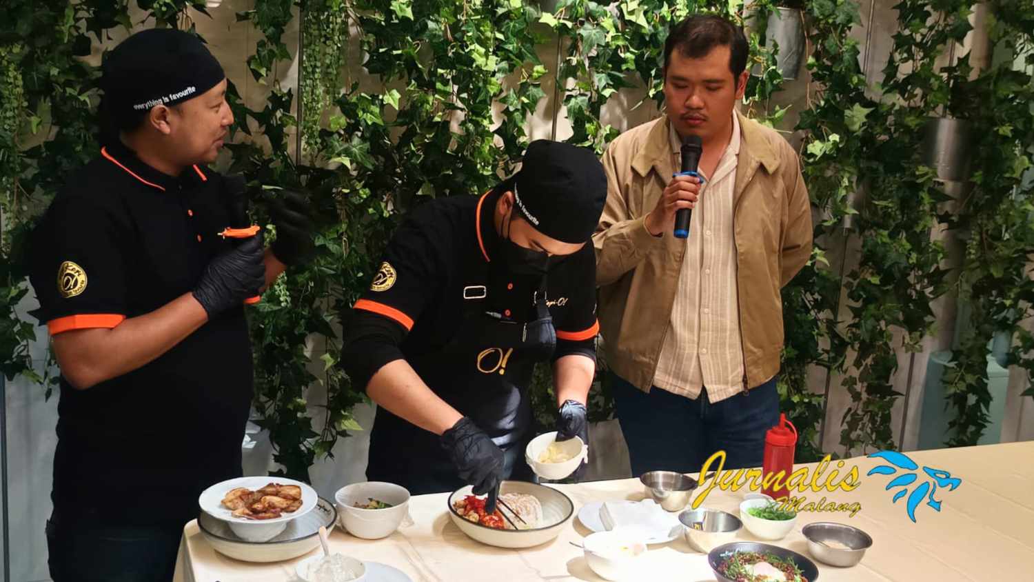 Marketing Komunikasi My Kopi O!, Arvin Danu Ega saat memperkenalkan berbagai menu baru My Kopi O! Malang (Foto : Redaksi)