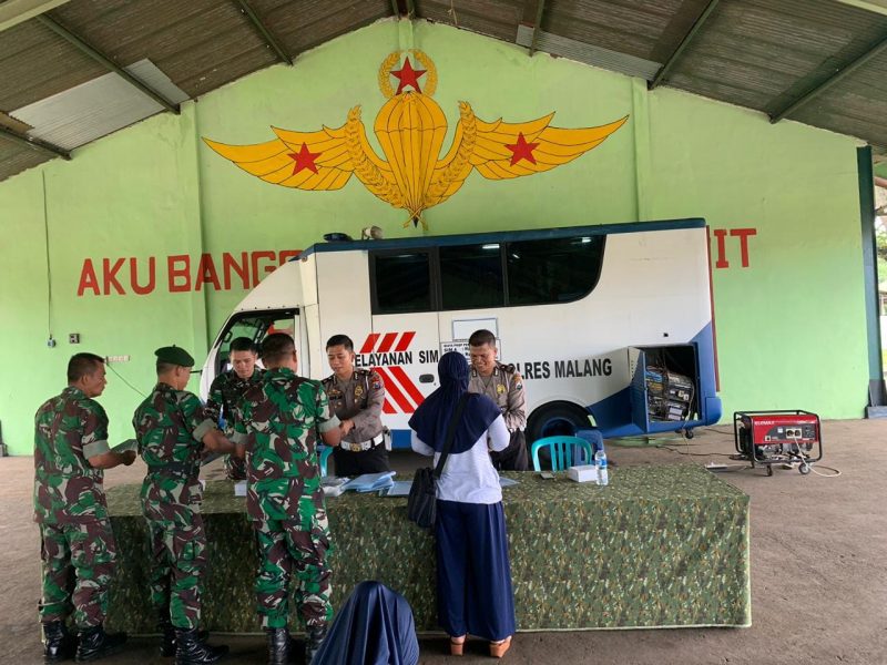 Polres Malang Gelar Sinergitas Bersama TNI Dalam Pelayanan SIM Di Kampung Tentara 