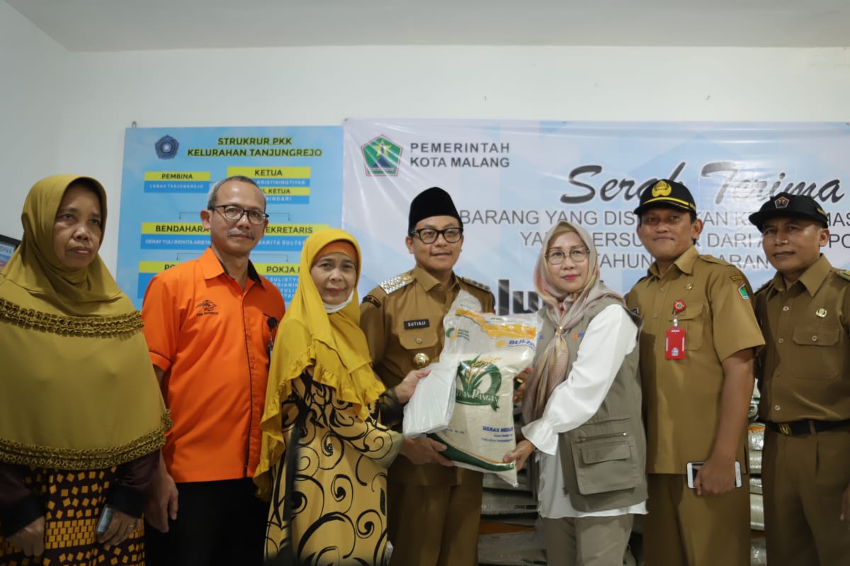Walikota Sutiaji Turut Salurkan Bantuan Beras Bagi 1.515 Keluarga di Tanjungrejo