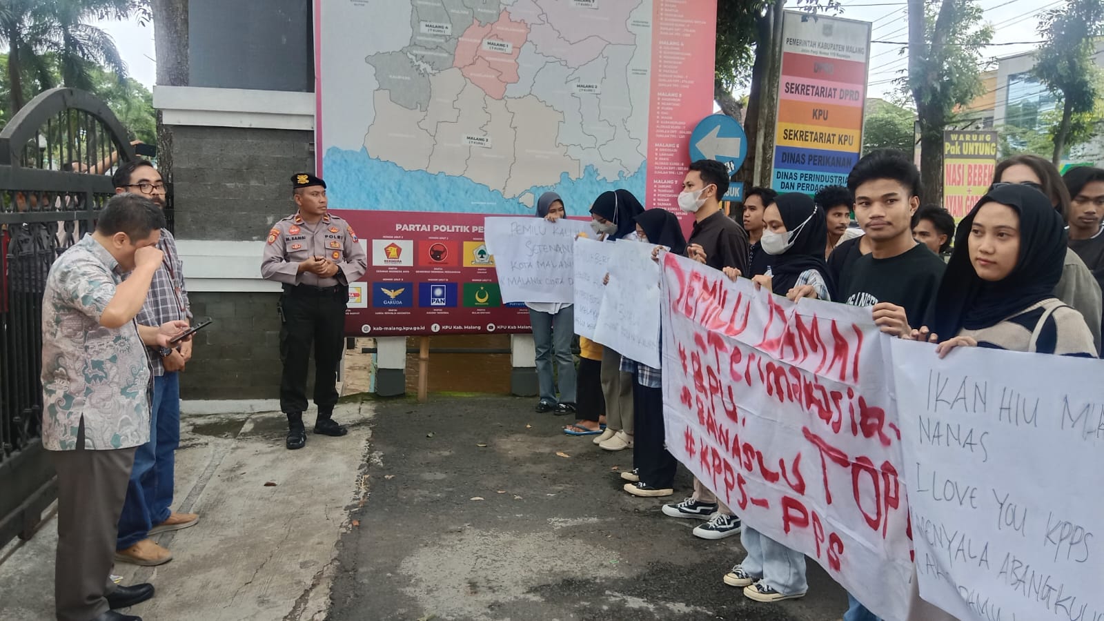 Puluhan Pemuda Malang Demo Berikan Dukungan Pada KPUD Kabupaten Malang