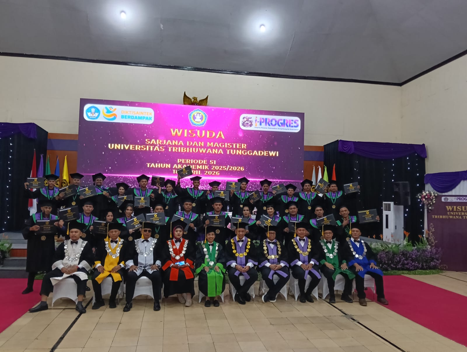 UNITRI Kukuhkan 400 Lulusan, Siap Bersaing di Tingkat Global