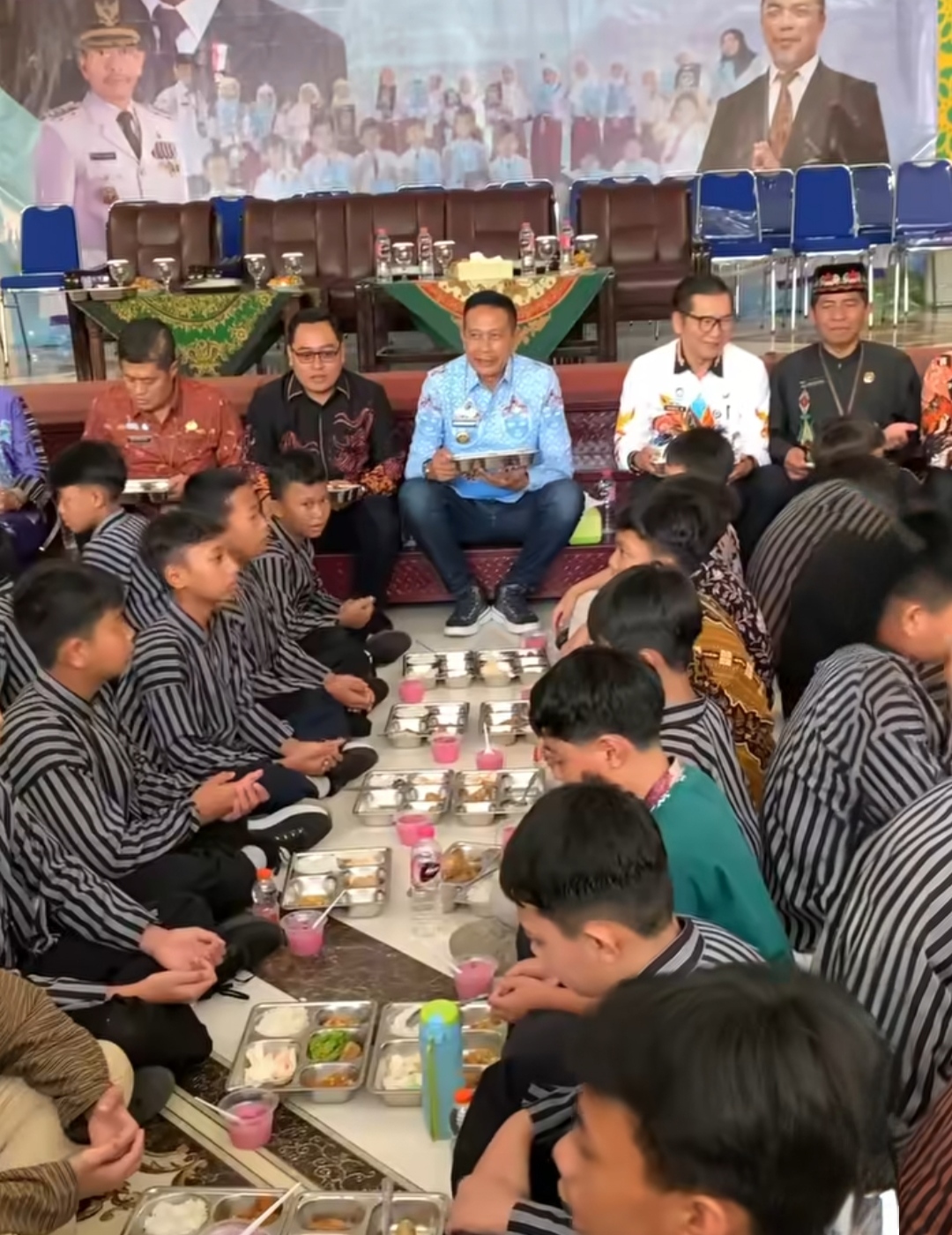 Berbaur Dengan Para Siswa, Walikota Malang Tinjau MBG Prasmanan